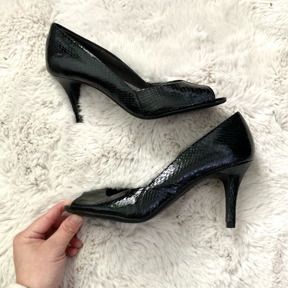 Women’s black open toe heel in black - size 5
